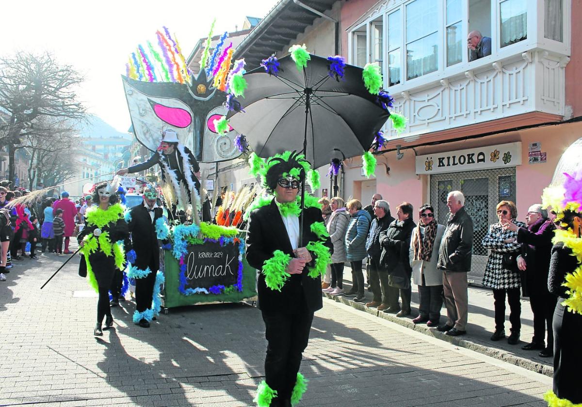 Desfile. Los aretxabaletarras no quisieron faltar a su cita con un desfile que derrochó, un año más, imaginación y mucho buen humor.