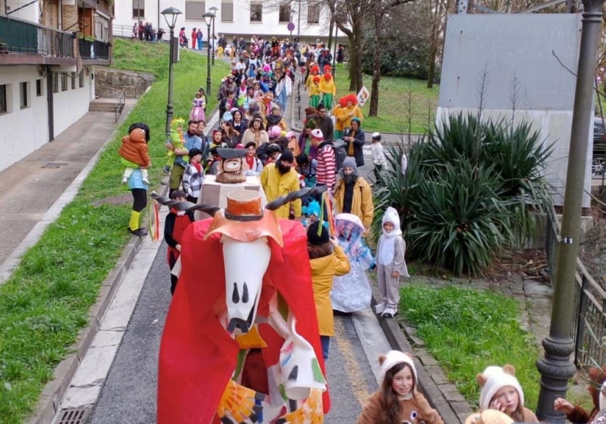 Trapujale encabezando uno de los desfiles por el municipio. A la derecha, niños y adultos disfrutando de los festejos con sus disfraces.