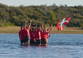 Los Pumas celebraron a lo grande, ikurriña en mano, su nueva victoria en El Conquis.