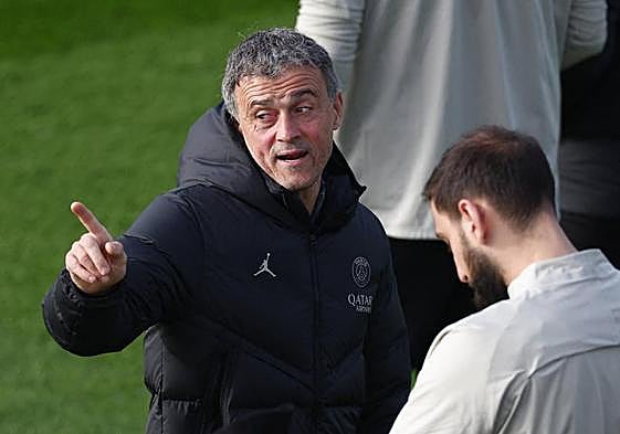 Luis Enrique, ante Donnarumma, durante un entrenamiento.