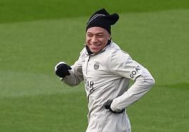 Kylian Mbappé, sonriente en el entrenamiento del PSG de este martes.