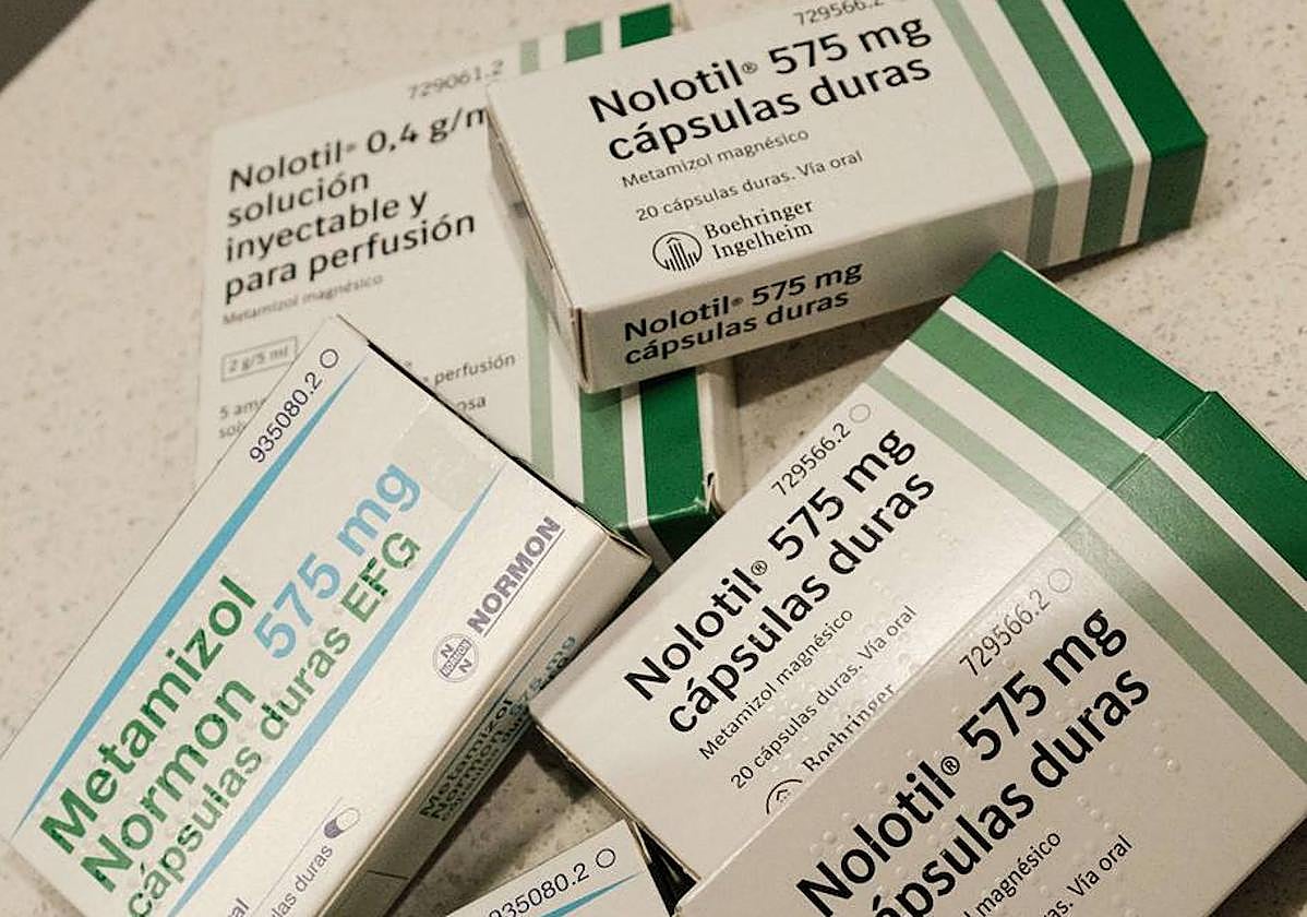 Varias cajas de Nolotil en una farmacia española