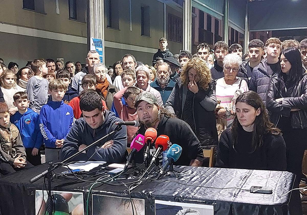 El padre del menor en plena comparecencia pública.