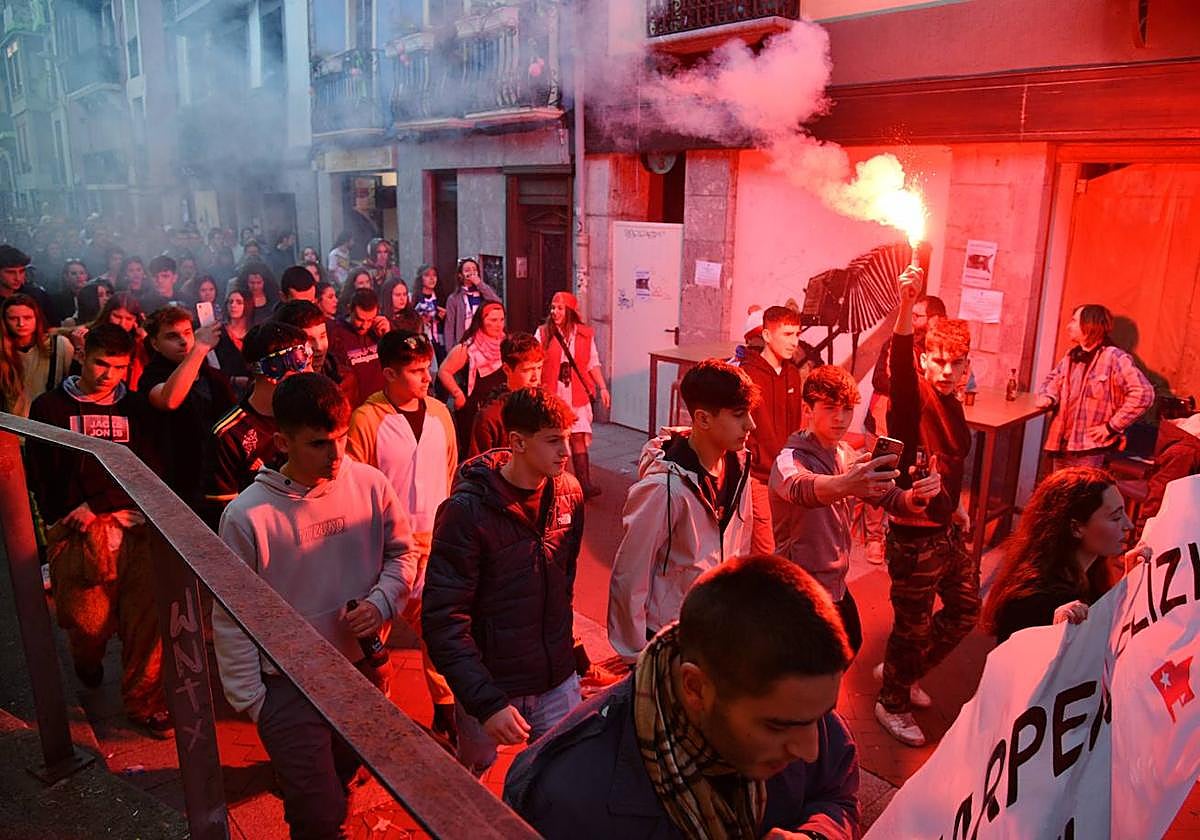 Manifestación de apoyo a un joven herido por una pelota de goma de la Ertzaintza en Tolosa.