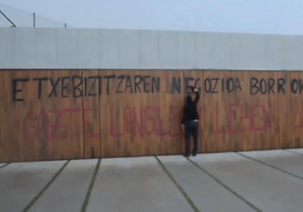 Jóvenes de GKS realizan pintadas en la villa de Xabi Alonso en Igeldo