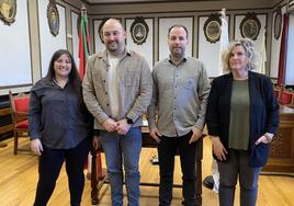 El alcalde Andoni Álvarez y la edil Marta Lasa, junto con los representantes del PNV Imanol Goenaga e Idoia Mikelez.