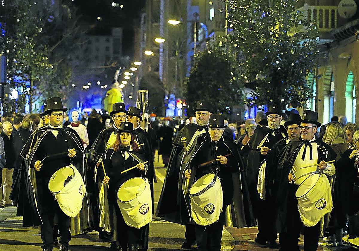 Errenteria despidió unos intensos Carnavales con el habitual entierro de la sardina, acompañada por la Banda de música y la Cofradía del tambor Amulleta.