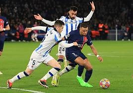 Duelo. Mbappé protege el balón ante la presión de Zubeldia y Brais, una constante en el transcurso del partido cada vez que el atacante galo tocó el cuero.