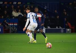 Le Normand frena a Dembelé, anoche en el Parque de los Príncipes.