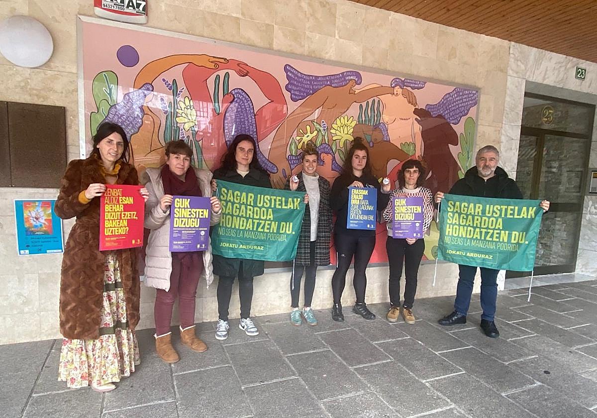 Miembros del Ayuntamiento, junto a colectivos la campaña de sensibilización.
