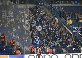 La afición de la Real en las gradas del Parque de los Príncipes esperando la salida de los jugadores.