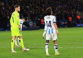 Take Kubo se lamenta tras el gol de Mbappé.