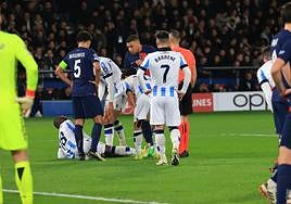 Marquinhos, Le Normand, Kubo y Mbappé se interesan por el estado de Hamari Traoré, tendido sobre el césped del Parque de los Príncipes.