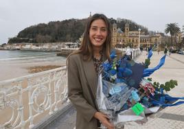 Teresa Errandonea, con un ramo de flores, ayer en el paseo de La Concha de Donostia.