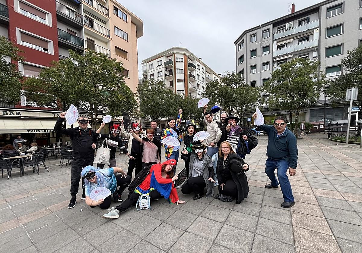 Nuria Alzaga, delegada de Cultura, acompañada por representantes de las comparsas, Denok Bat y Bidashop.