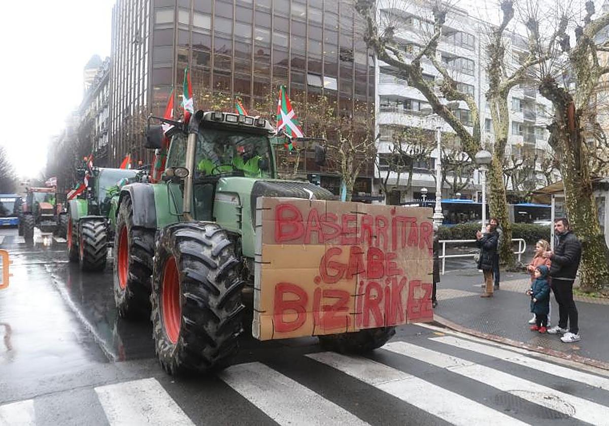 Los viandantes aplauden a los tractores en la Avenida de la Libertad de San Sebastián.