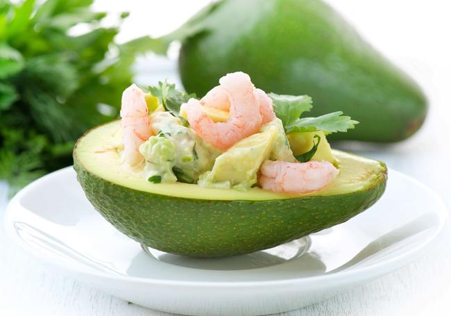 Aguacate y gambas con cilantro