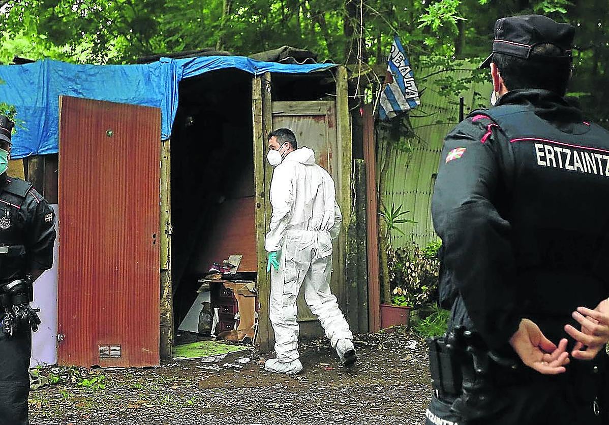 Agentes de la Ertzaintza en el lugar de los hechos.