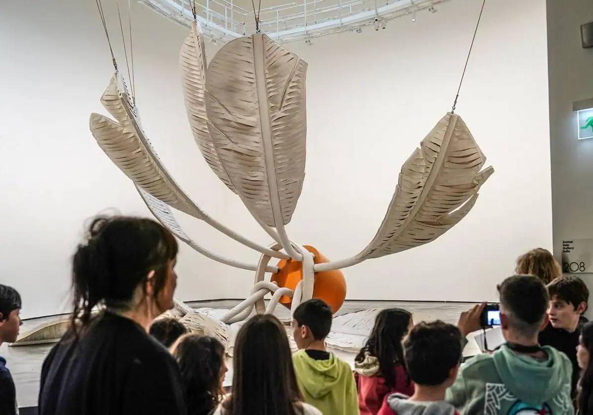 'Volante suave'. Claes Oldenburg y Coosje van Bruggen colgaron en el atrio del Gugggenheim Bilbao en su inauguración esta gigantesca pluma de bádminton.