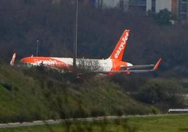 Un avión de Easyjet ajeno a la información en el aeropuerto de Bilbao.