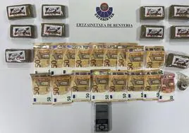 La droga y el dinero hallados en el vehículo del arrestado en Lezo.