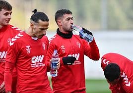 Sergio León bebe agua durante un entrenamiento.