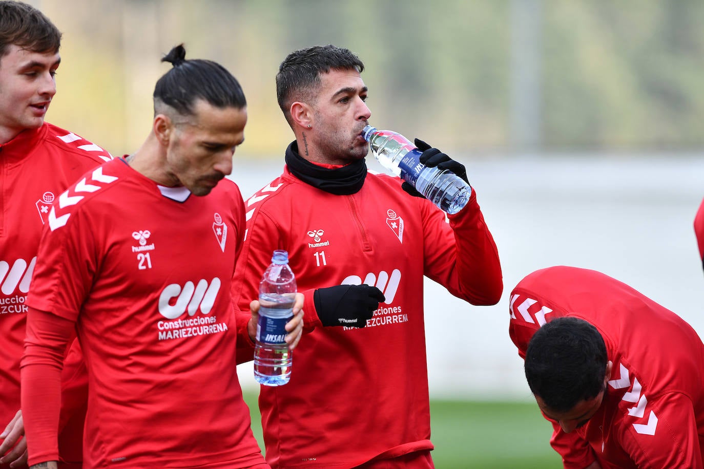 Sergio León bebe agua durante un entrenamiento.