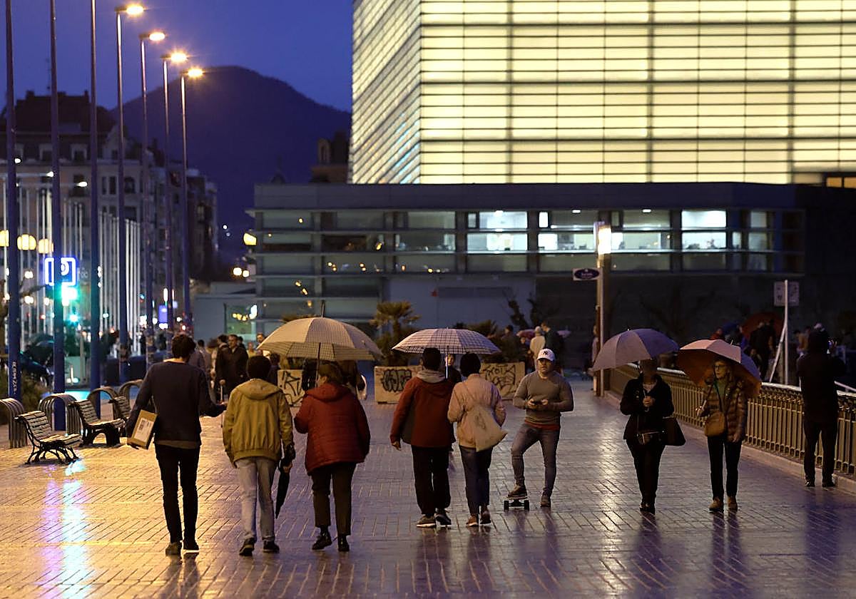 La lluvia ha llegado a la costa guipuzcoana.