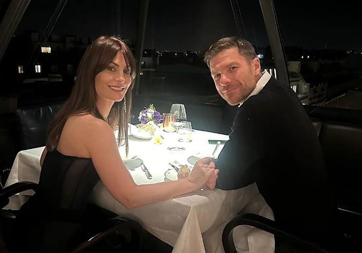 Nagore Aranburu y Xabi Alonso, en plena cena.