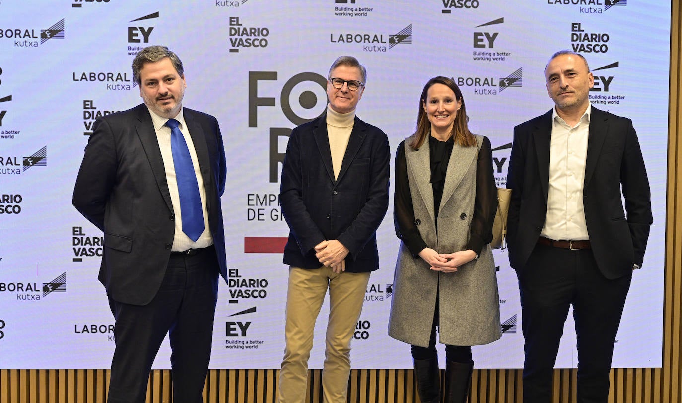 Miguel Mijangos, socio EY; Gurutz Linazasoro, presidente de VIVEBiotech; Lara Vettolazzi, socia EY, y Juanma Velasco, subdirector de El Diario Vasco.