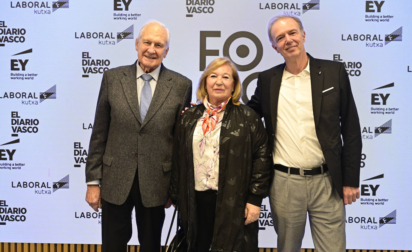 José María Echarri, expresidente de la Cámara de Gipuzkoa y del Orfeón donostiarra; Anabel Juaristi; gerente de Engranajes Juaristi, y Ricardo González director general de Spyro.