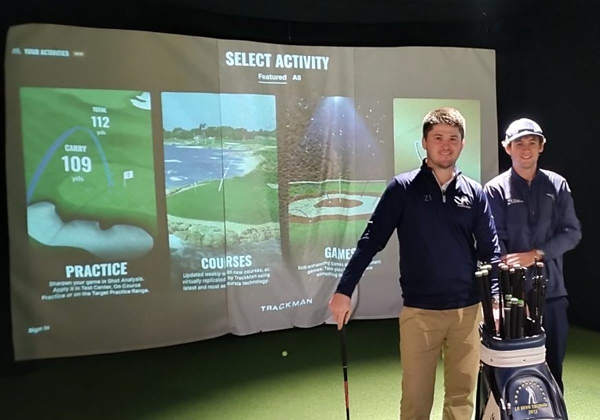 Socios. Juan Sarasti y Miguel Echeverria, en las instalaciones de Z1 Golf Academy, en Donostia.