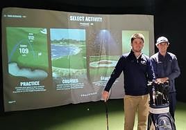 Socios. Juan Sarasti y Miguel Echeverria, en las instalaciones de Z1 Golf Academy, en Donostia.