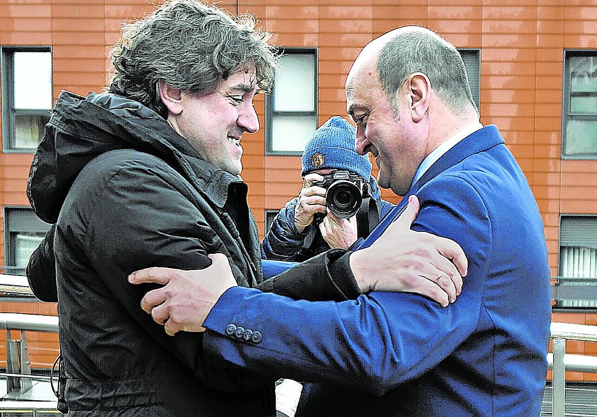 Andueza y Ortuzar se saludan a la entrada de la capilla ardiente de Rodolfo Ares, en enero de 2023.