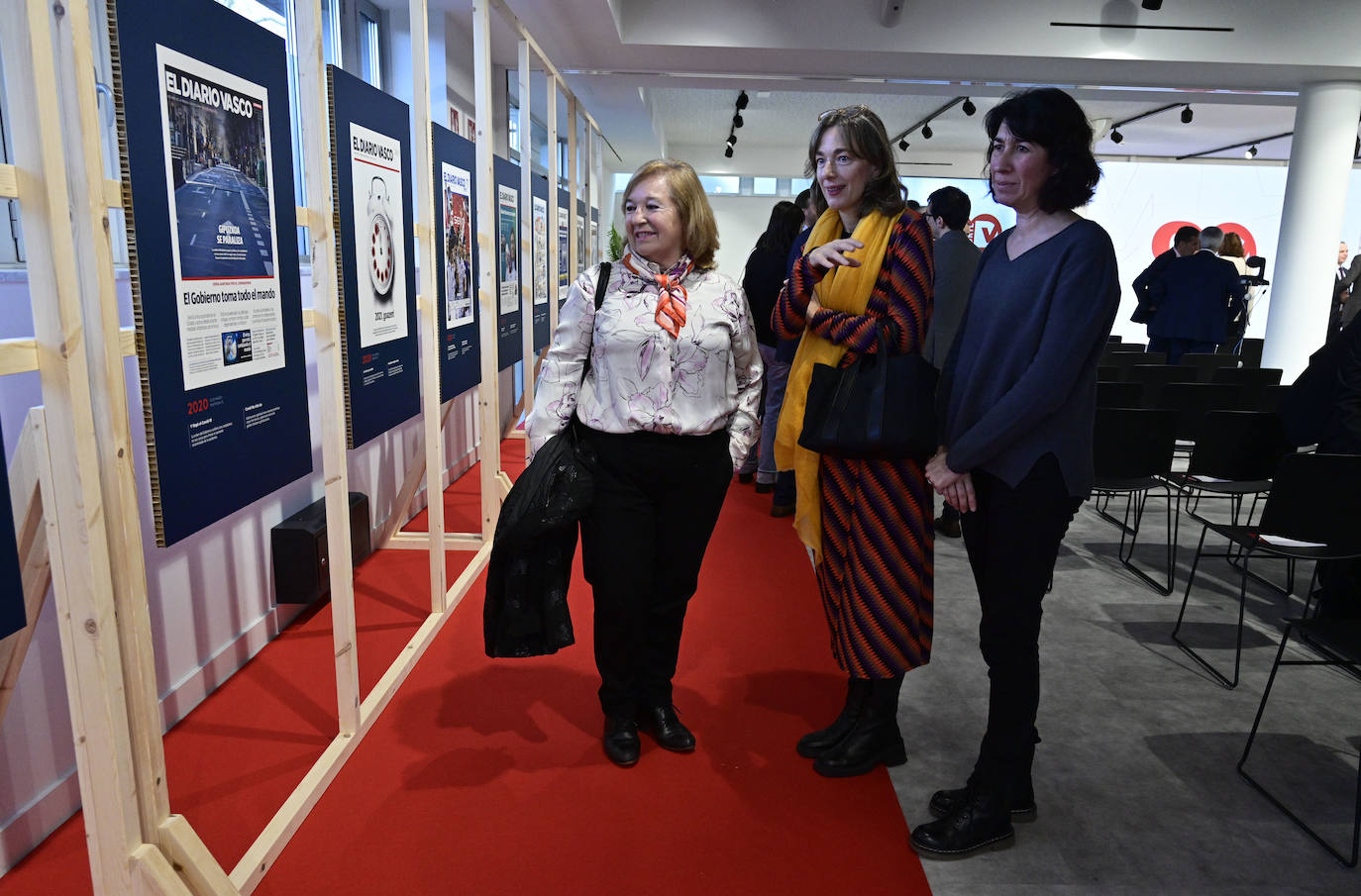 .Anabel Juaristi, gerente de Engranajes Juaristi; Mari Carmen Vicario, CEO de Key Wolf, y Patricia Casado, directora general de Berri Up, junto a la portada del inicio de la pandemia.