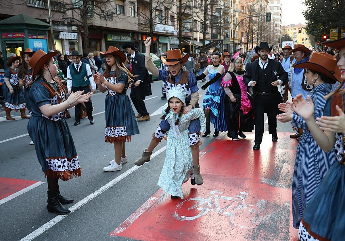 Aurreratu Elkartea. Indios y vaqueros se lo pasaron en grande por el paseo de Colón.