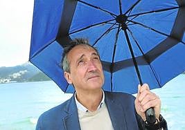 Adolfo Uriarte, ante la pleamar en la playa de La Concha.