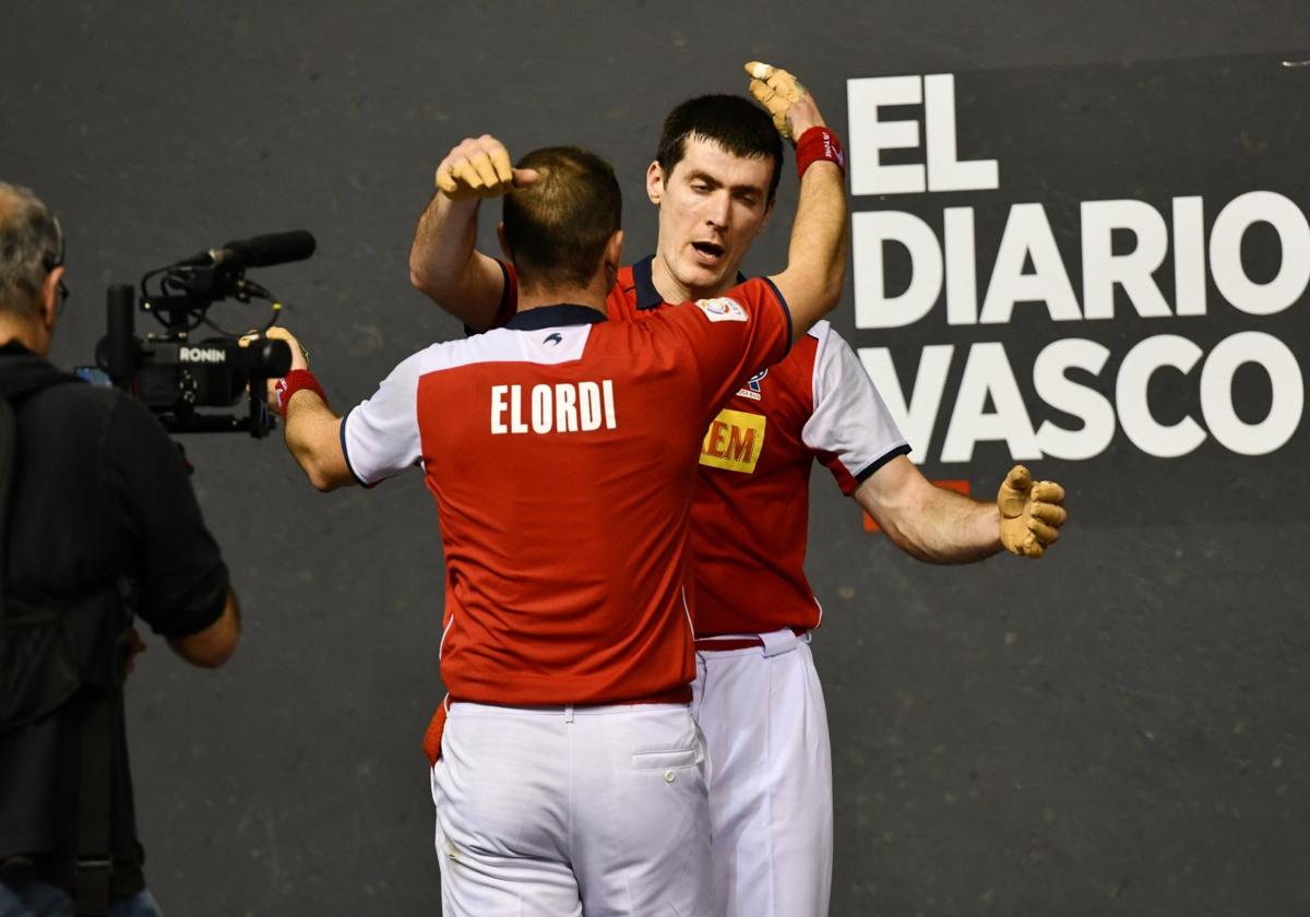 Aitor Elordi y Beñat Rezusta se abrazan aliviados tras la victoria, en el Atano III.