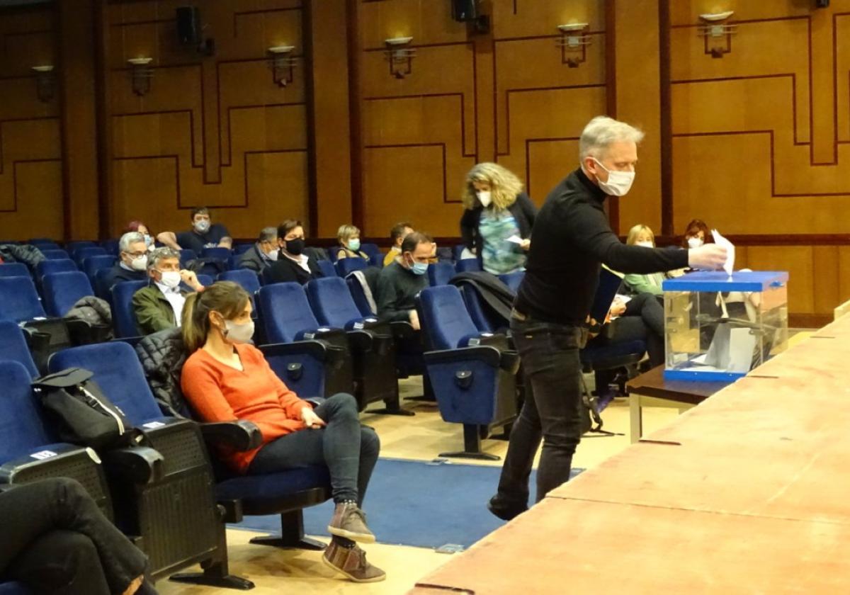 Asamblea de abril de 2021, donde Jon Luqui fue elegido presidente, tomando el relevo de Koldobike Olabide.