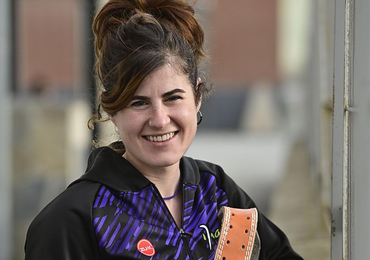 Andrea Aldazabal, con un cinturón que se usa como protector de la cintura en Ibarra.