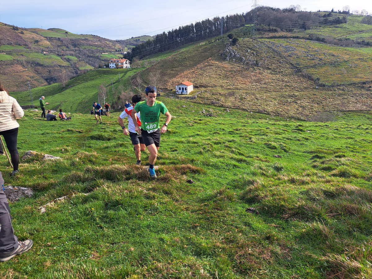 Ibai Angulo eta Ainara Urrutia izan dira azkarrenak Artzei bidea proban