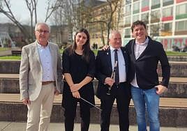 Con las tres batutas. El veterano requintista arropado por los tres últimos directores de la banda.