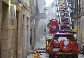 Los bomberos sofocan el incendio en el bar Zumeltzegi.