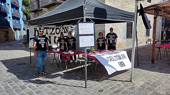 Representantes de la plataforma Altzolan Tren Geltokia Bai durante una recogida de firmas.