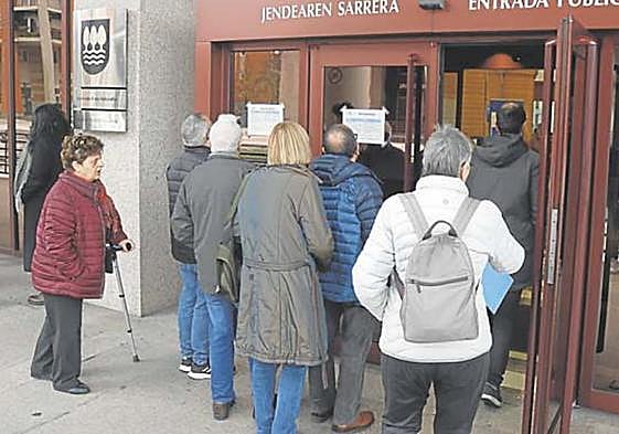 Colas de jubilados en la sede de Hacienda de Errotaburu para consultar la información para reclamar el IRPF.