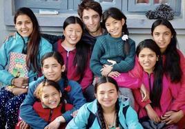 Asier Requejo junto a las niñas en su viaje a Nepal para grabar in situ el documental.