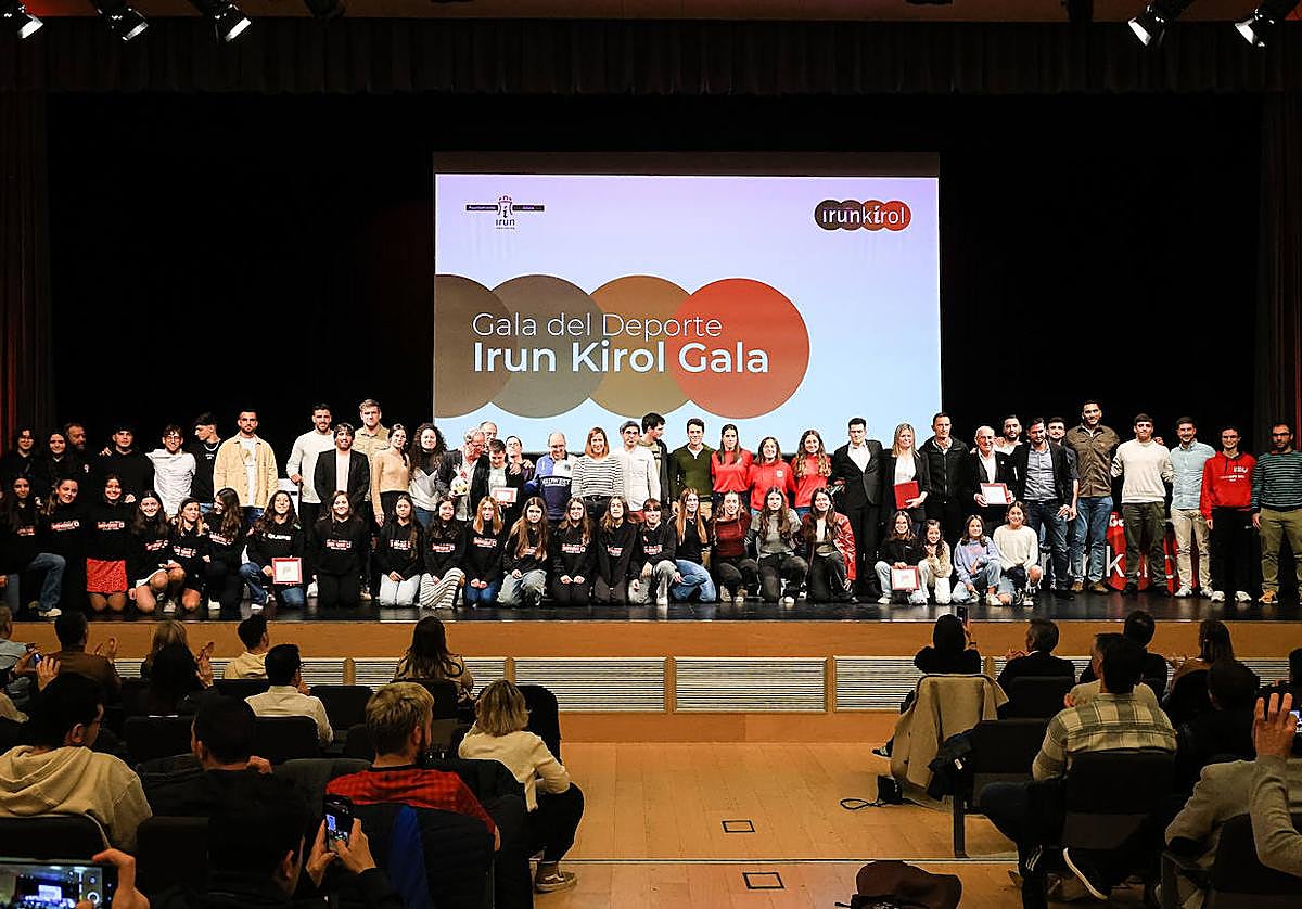 Los premiados y galardonados en la gala sobre el escenario del auditorio de Ficoba.