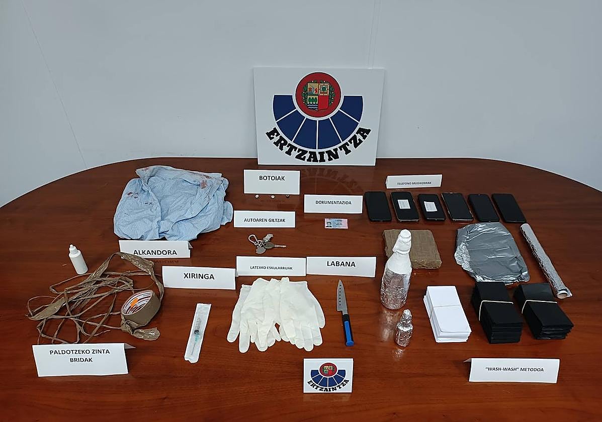 Material que encontró la Ertzaintza en la inspección ocular realizada en el piso donde el herido fue agredido.