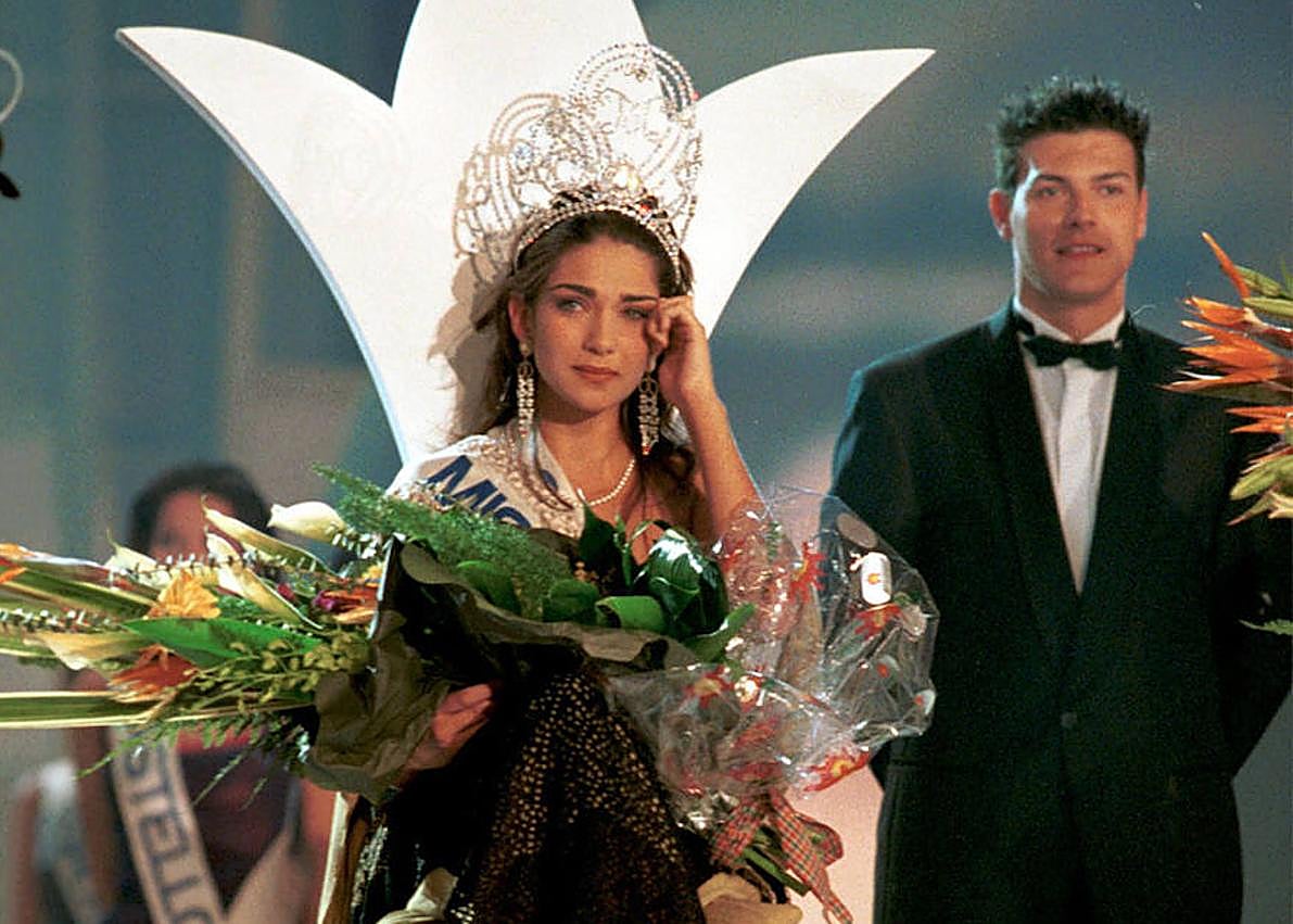 Imagen secundaria 1 - Imágenes de Lorena Bernal en sus inicios. 1.- En 1999 cuando fue proclamada Miss Gipuzkoa. 2.- En 1998 cuando fue coronada como Miss España 1997 con 17 años. 3.- Desfilado vestida de la Real Sociedad en el centro comercial Garbera. 