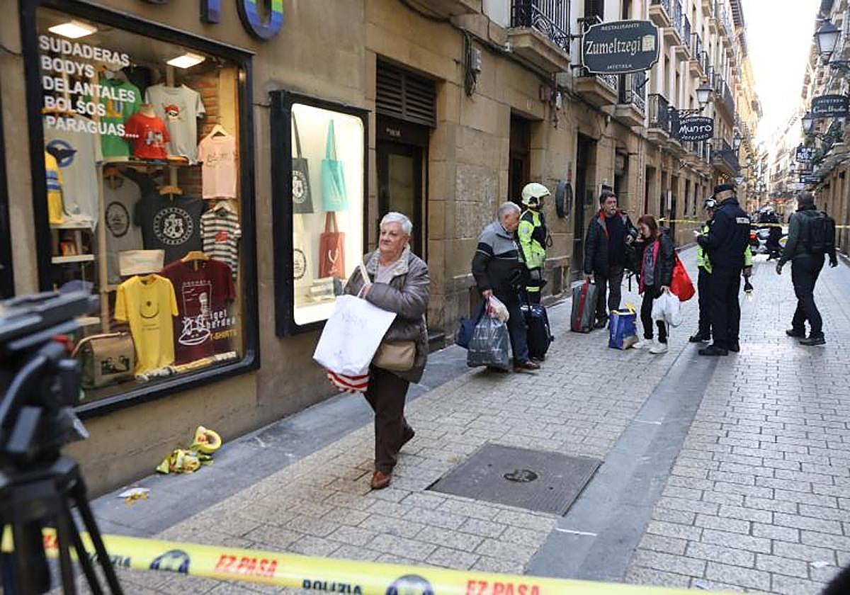 Varios de los vecinos afectados por el incendio han recogido este martes sus enseres personales.